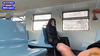 公共交通变成了快乐的游乐场,一个陌生人帮我达到高潮,然后在火车车厢里游行,脸上满是精液。